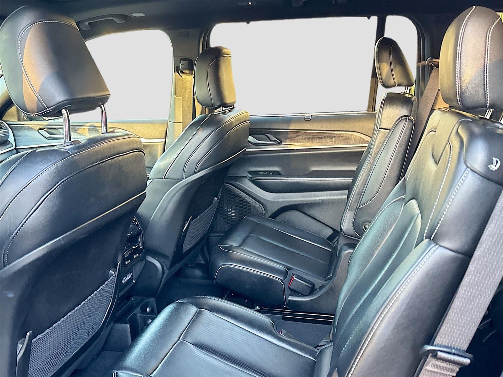 2024 Jeep GRAND CHEROKEE Base