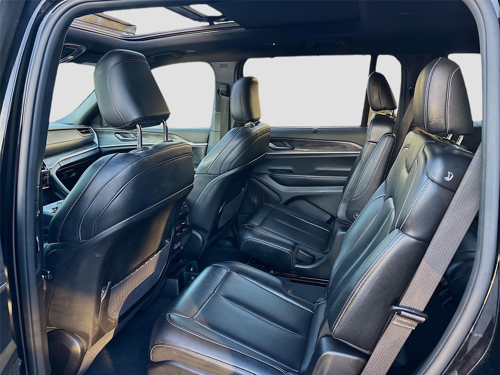 2024 Jeep GRAND CHEROKEE Base