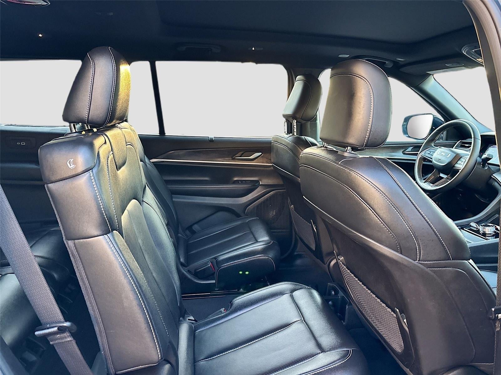 2024 Jeep GRAND CHEROKEE Base