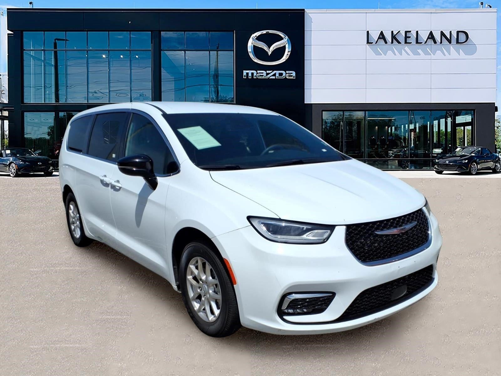 2025 Chrysler Pacifica Select