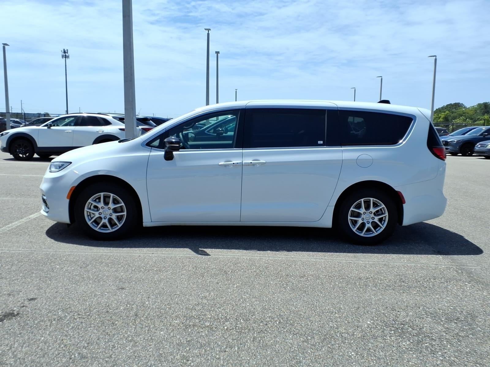 2025 Chrysler Pacifica Select