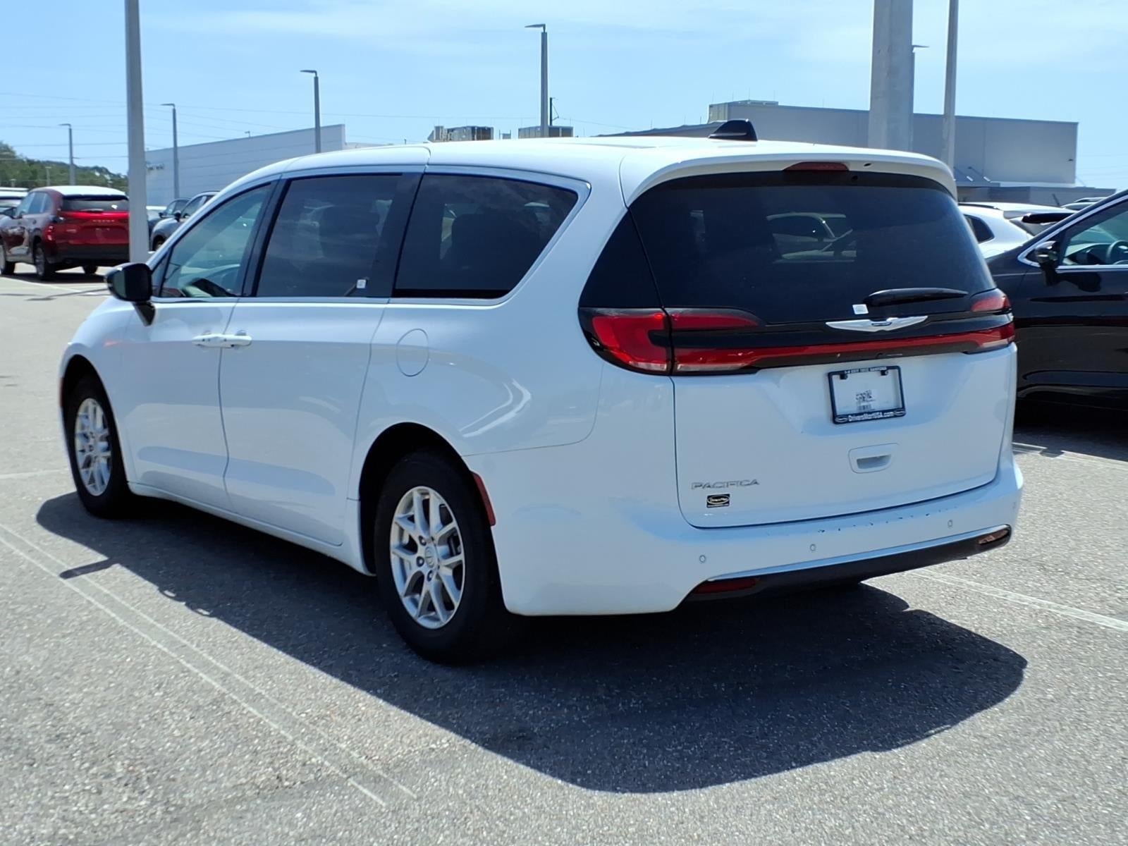 2025 Chrysler Pacifica Select