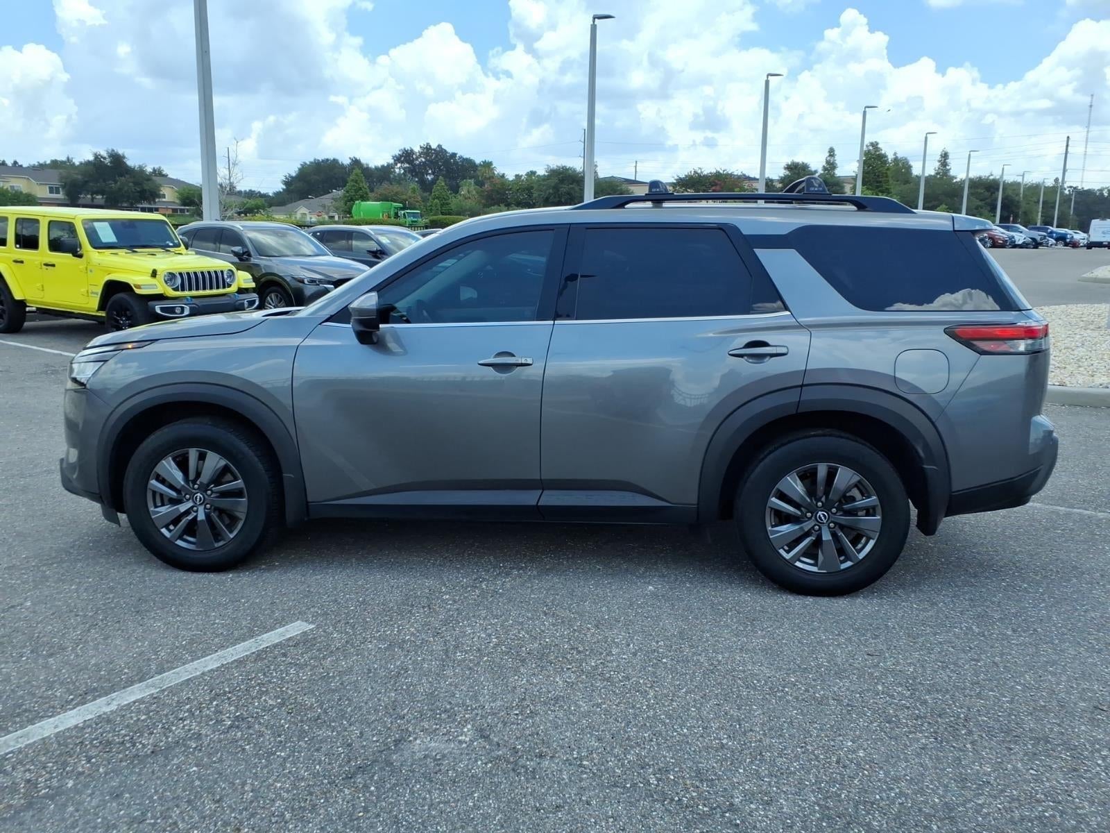 2022 Nissan Pathfinder SV