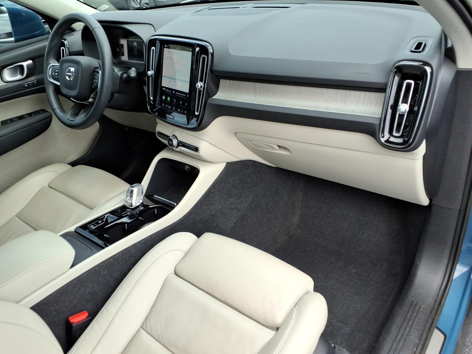 2023 Volvo XC40 Plus Bright Theme