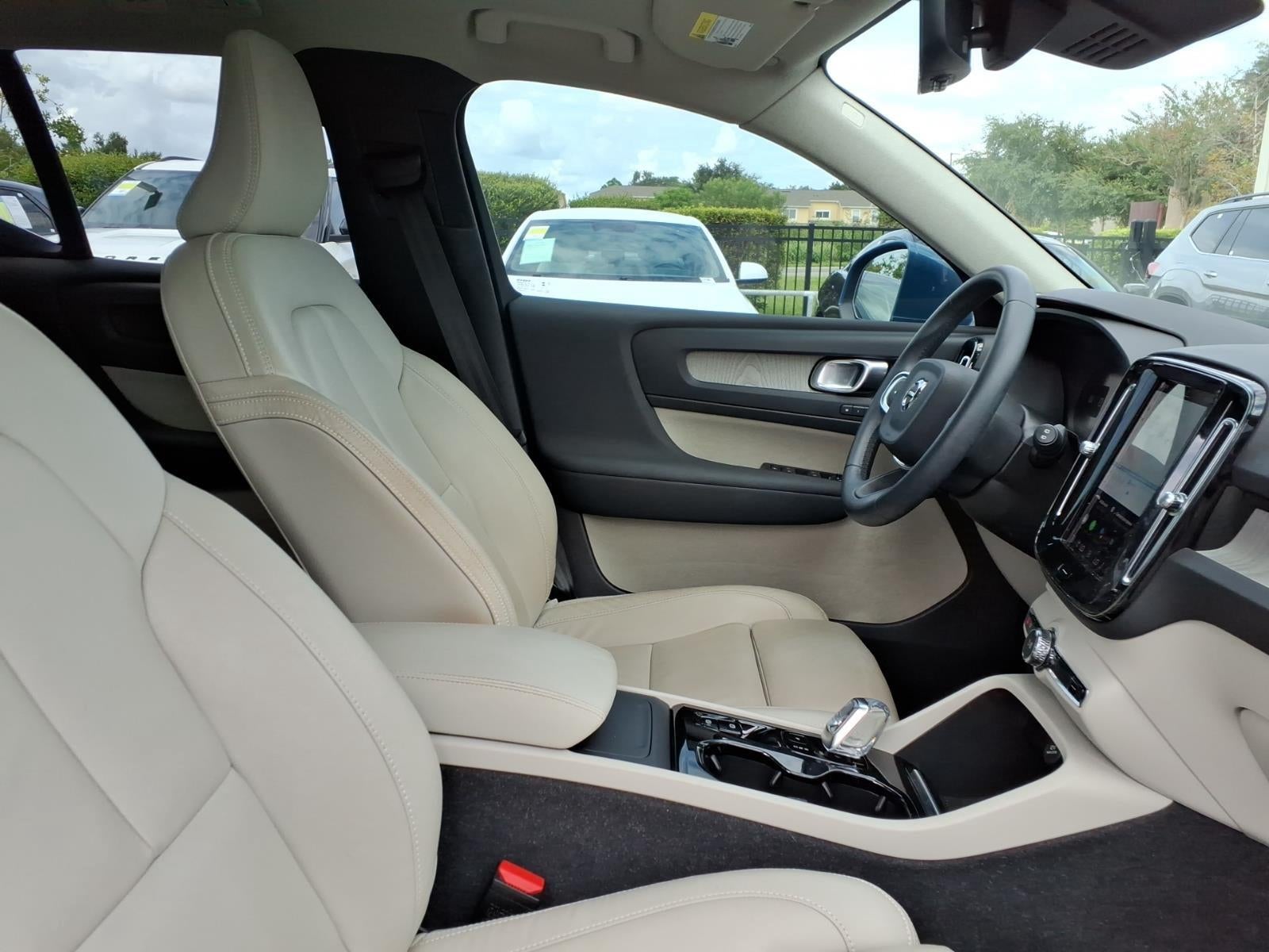 2023 Volvo XC40 Plus Bright Theme
