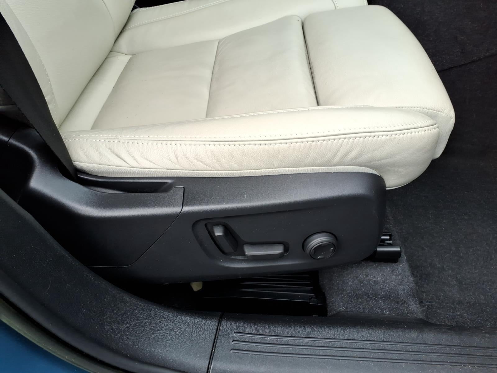 2023 Volvo XC40 Plus Bright Theme