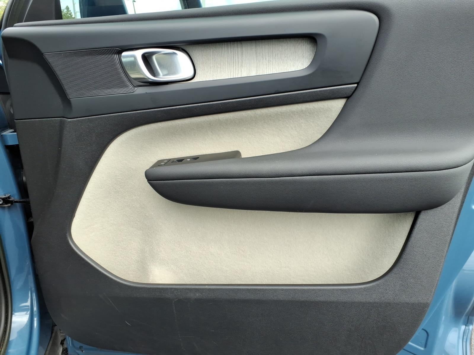 2023 Volvo XC40 Plus Bright Theme