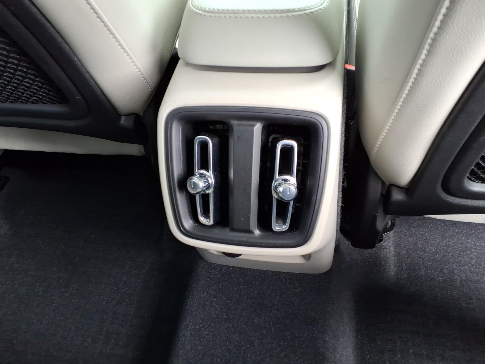 2023 Volvo XC40 Plus Bright Theme