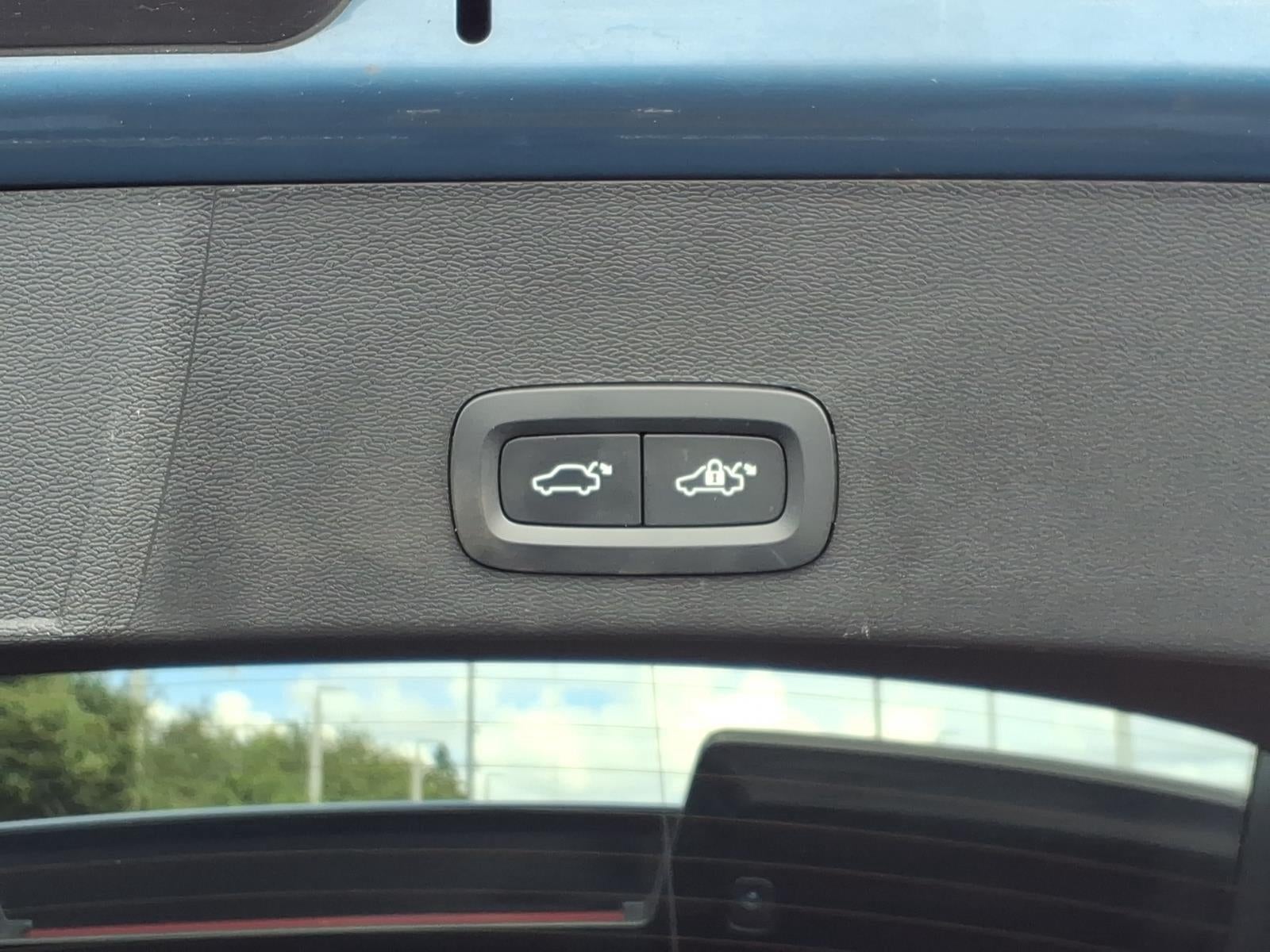 2023 Volvo XC40 Plus Bright Theme