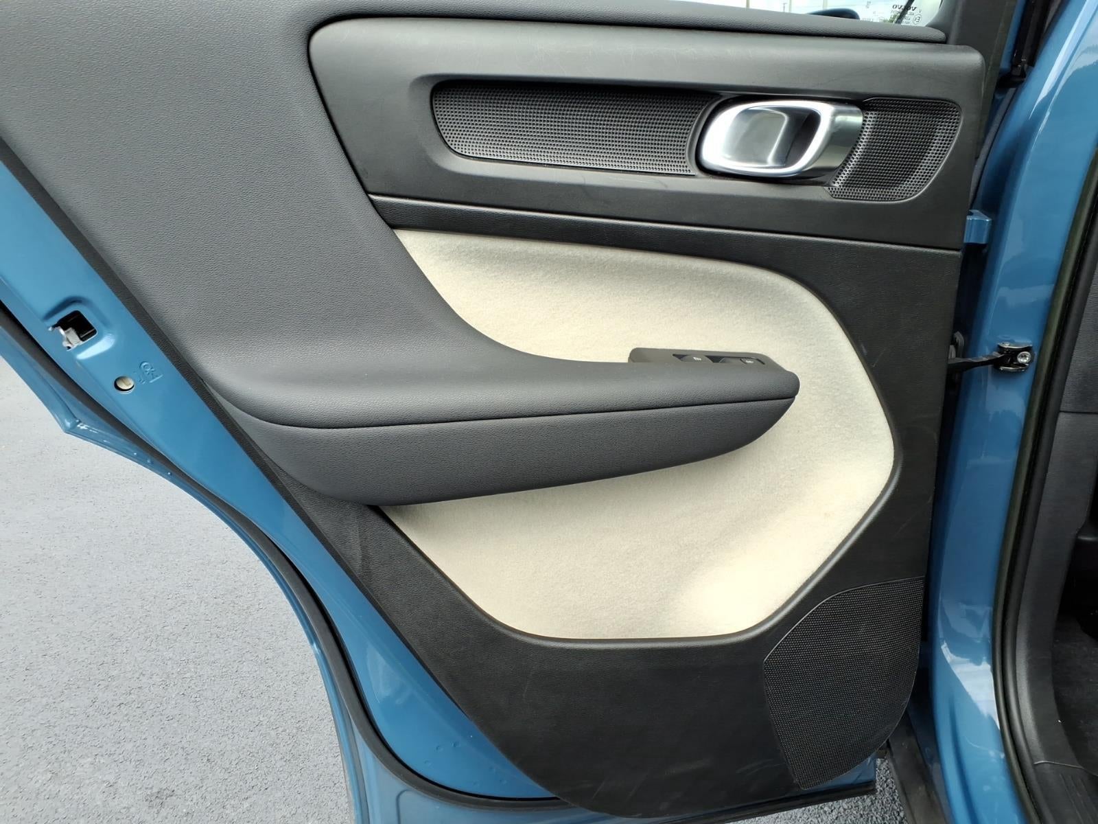 2023 Volvo XC40 Plus Bright Theme