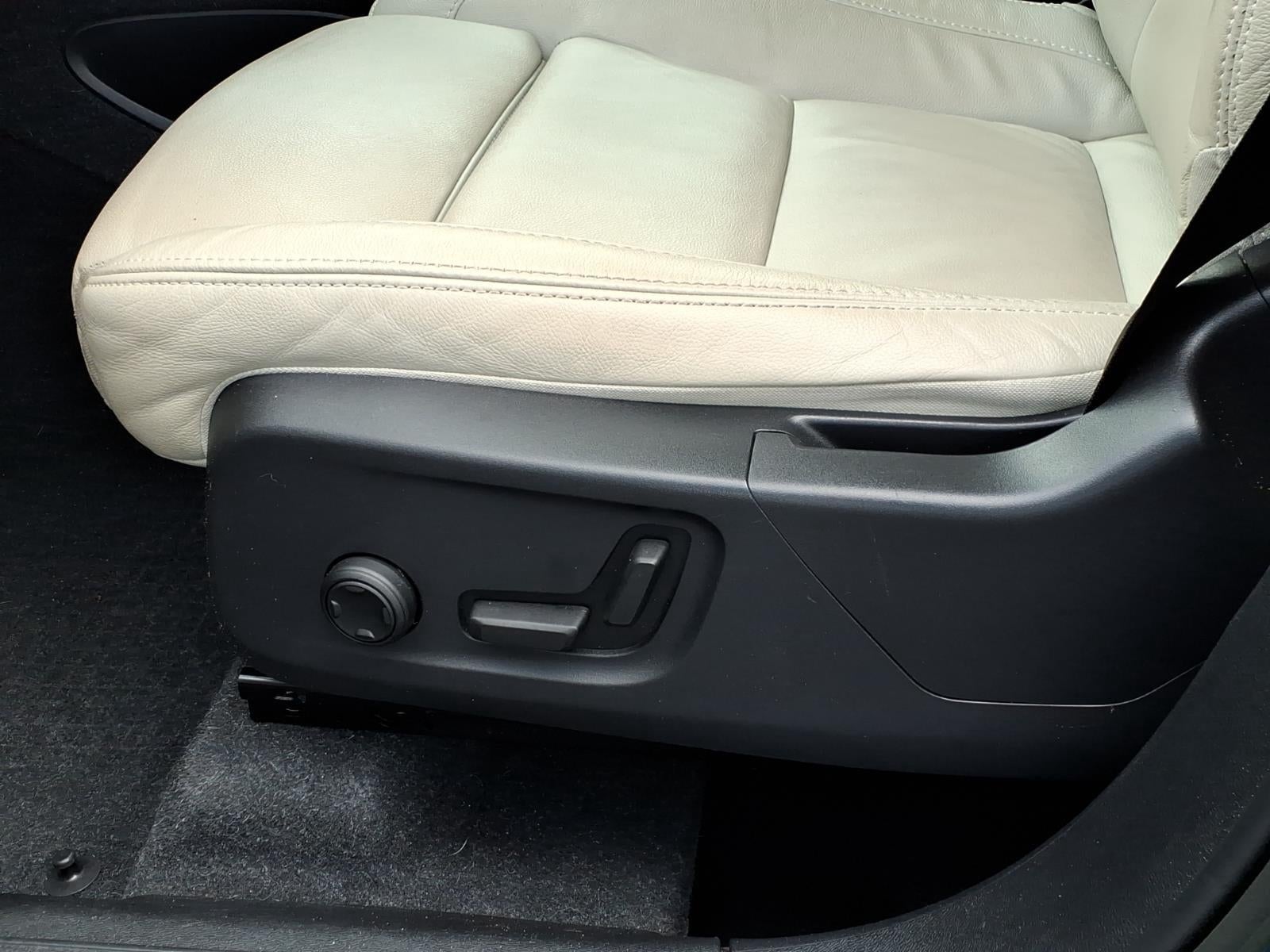 2023 Volvo XC40 Plus Bright Theme