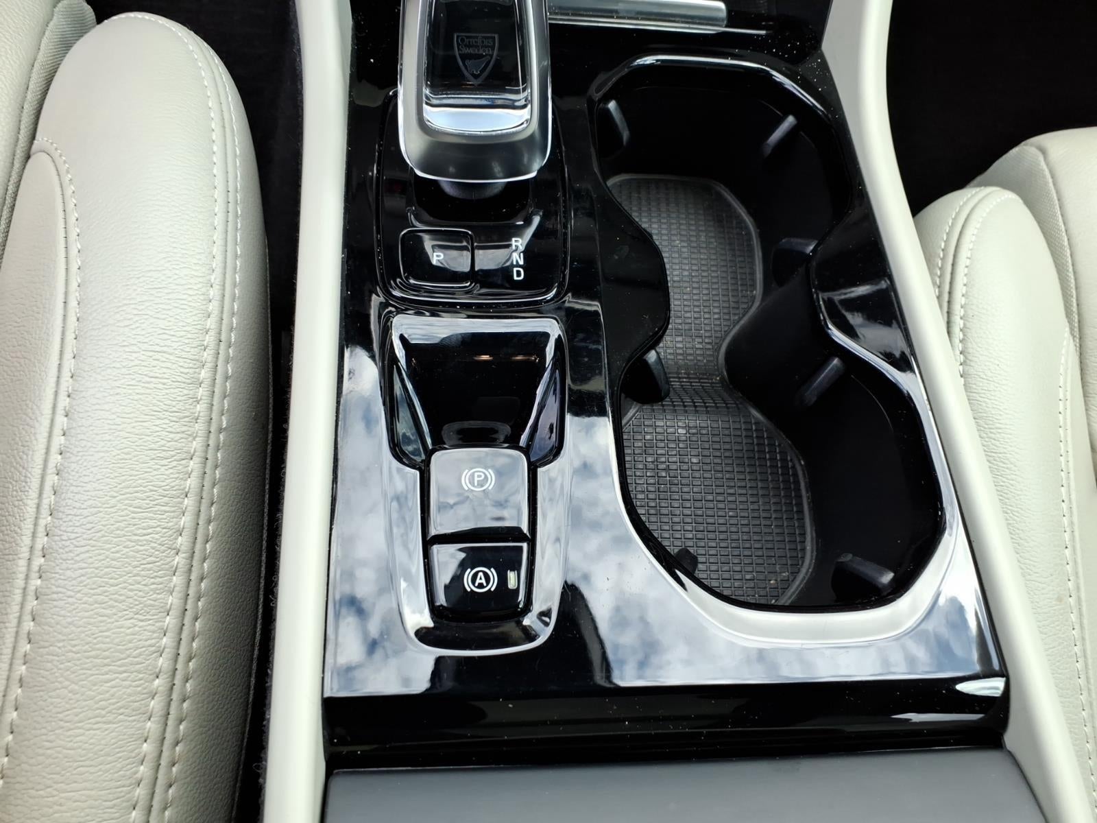 2023 Volvo XC40 Plus Bright Theme