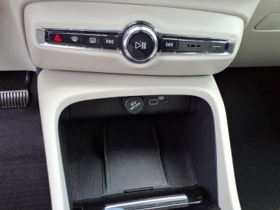 2023 Volvo XC40 Plus Bright Theme