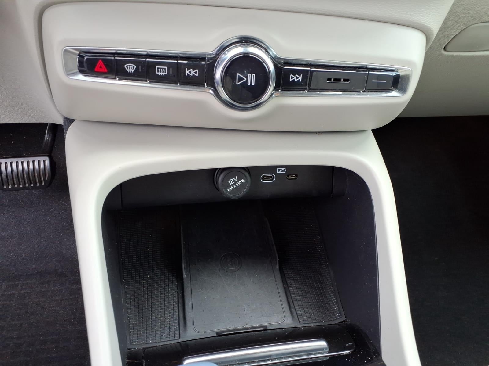 2023 Volvo XC40 Plus Bright Theme